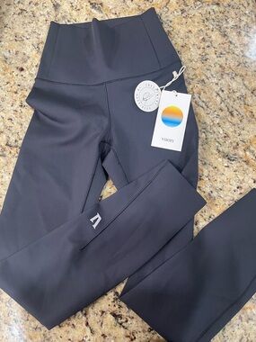 NWT Authentic Vuori Brand Evolve Black Leggings